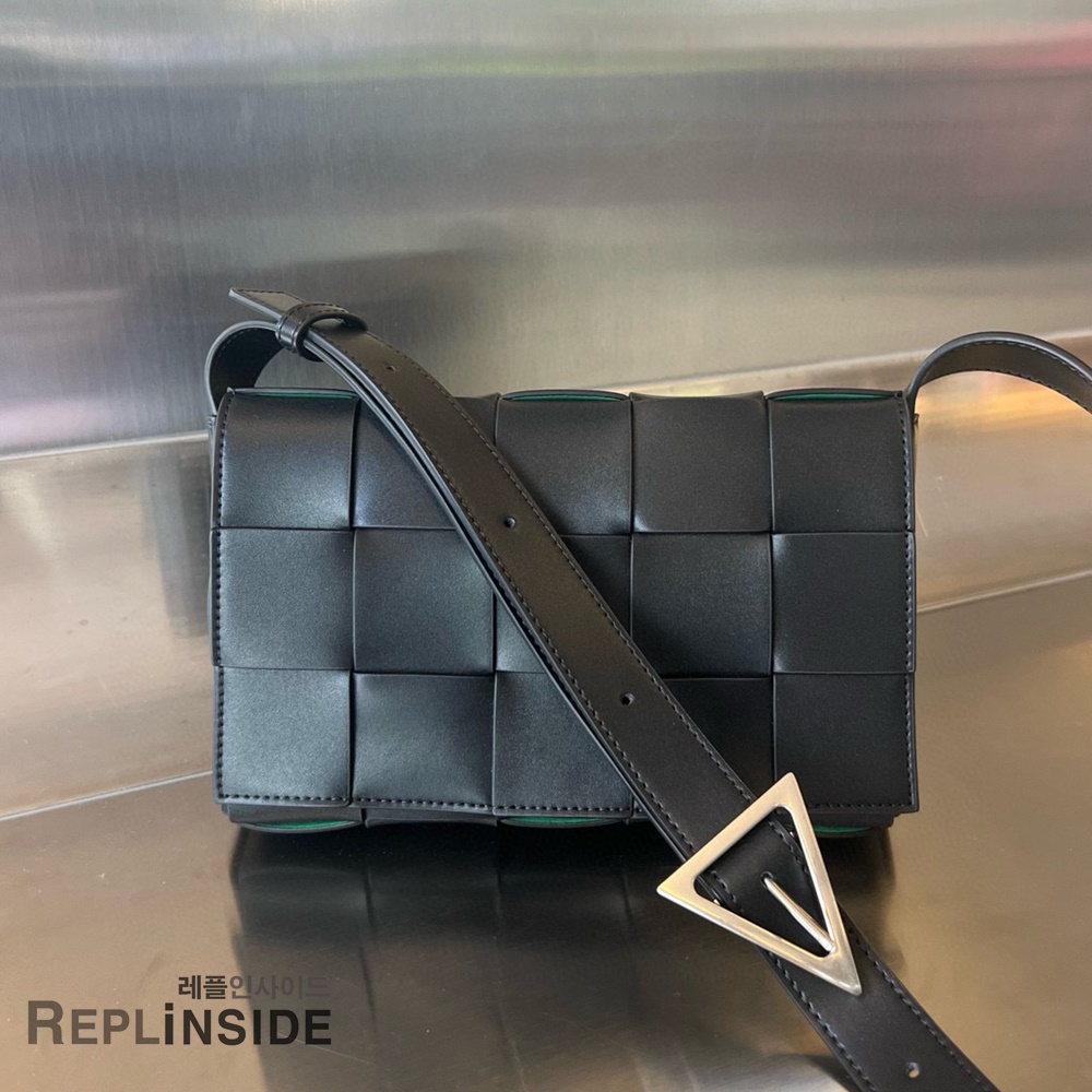 레플리카 명품 [BOTTEGA VENETA] 보테가베네타 미디엄 카세트 메신저백 708768 - 앞면 실사