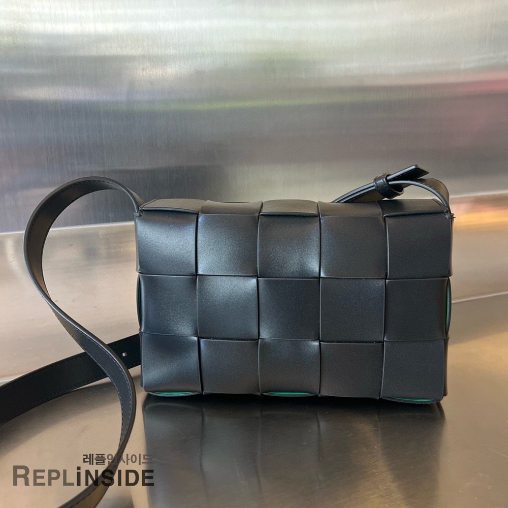 레플리카 명품 [BOTTEGA VENETA] 보테가베네타 미디엄 카세트 메신저백 708768 - 옆면 실사