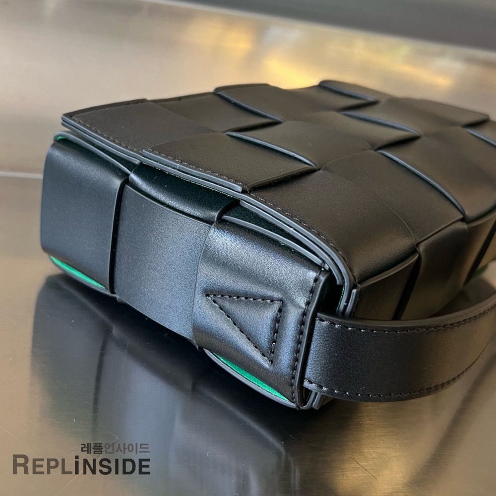 레플리카 명품 [BOTTEGA VENETA] 보테가베네타 미디엄 카세트 메신저백 708768 - 뒷면 실사