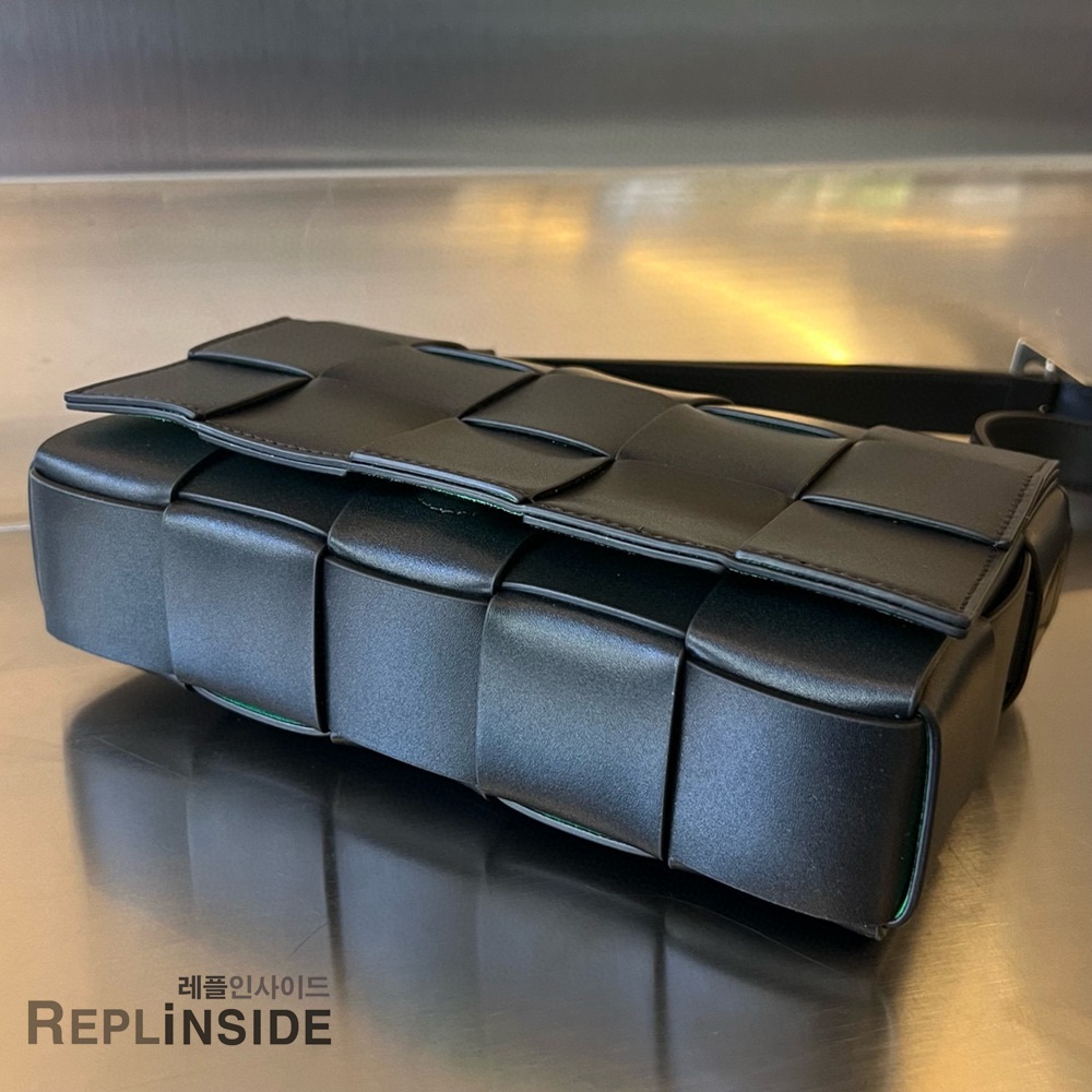 레플리카 명품 [BOTTEGA VENETA] 보테가베네타 미디엄 카세트 메신저백 708768 - 로고 실사