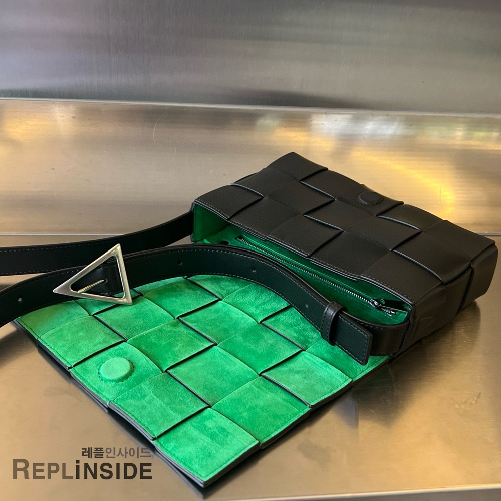 레플리카 명품 [BOTTEGA VENETA] 보테가베네타 미디엄 카세트 메신저백 708768 - 인솔 실사