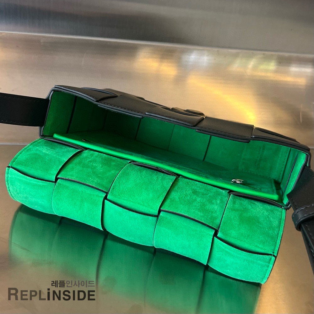 레플리카 명품 [BOTTEGA VENETA] 보테가베네타 미디엄 카세트 메신저백 708768 - 밑창 실사