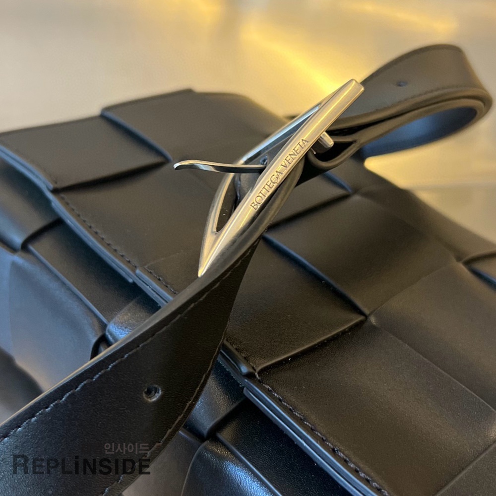 레플리카 명품 [BOTTEGA VENETA] 보테가베네타 미디엄 카세트 메신저백 708768 - 박스 실사