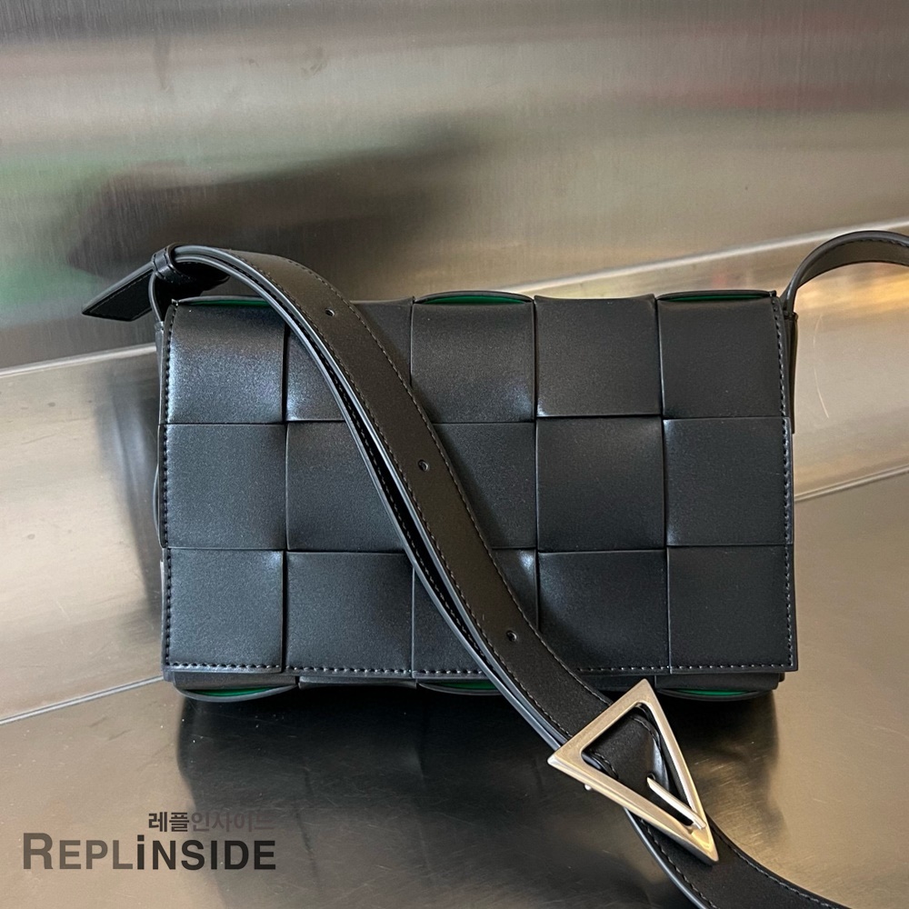 레플리카 명품 [BOTTEGA VENETA] 보테가베네타 미디엄 카세트 메신저백 708768 - 앞면 실사