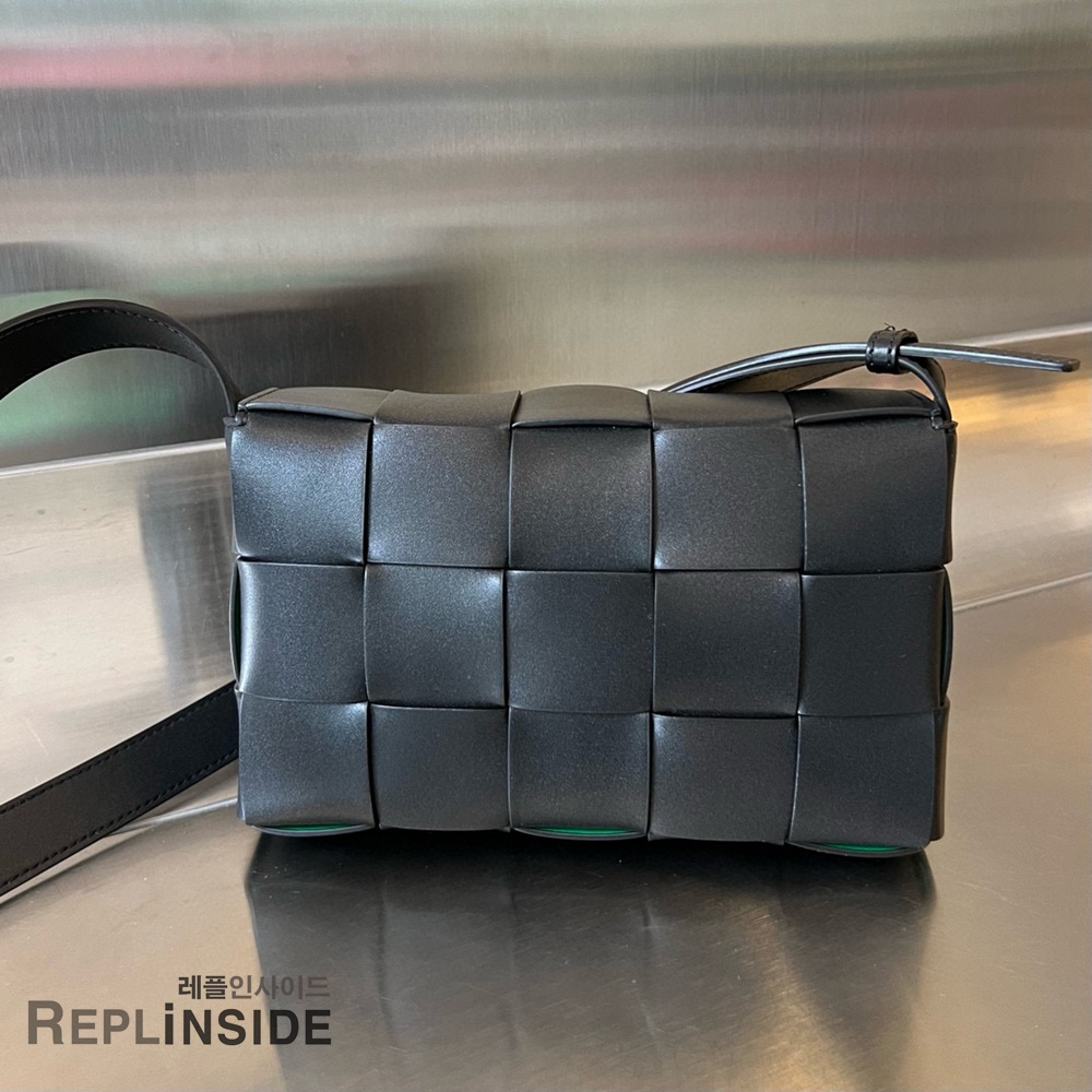 레플리카 명품 [BOTTEGA VENETA] 보테가베네타 미디엄 카세트 메신저백 708768 - 옆면 실사