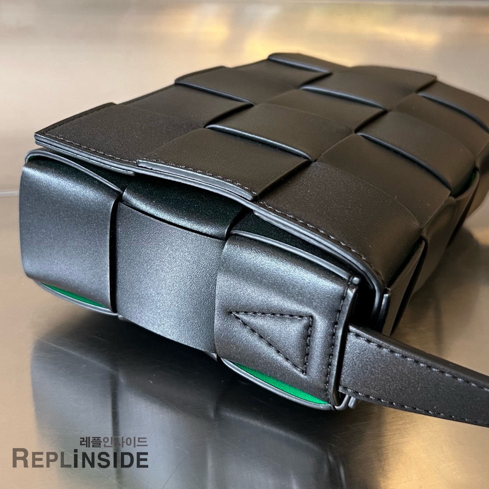 레플리카 명품 [BOTTEGA VENETA] 보테가베네타 미디엄 카세트 메신저백 708768 - 뒷면 실사