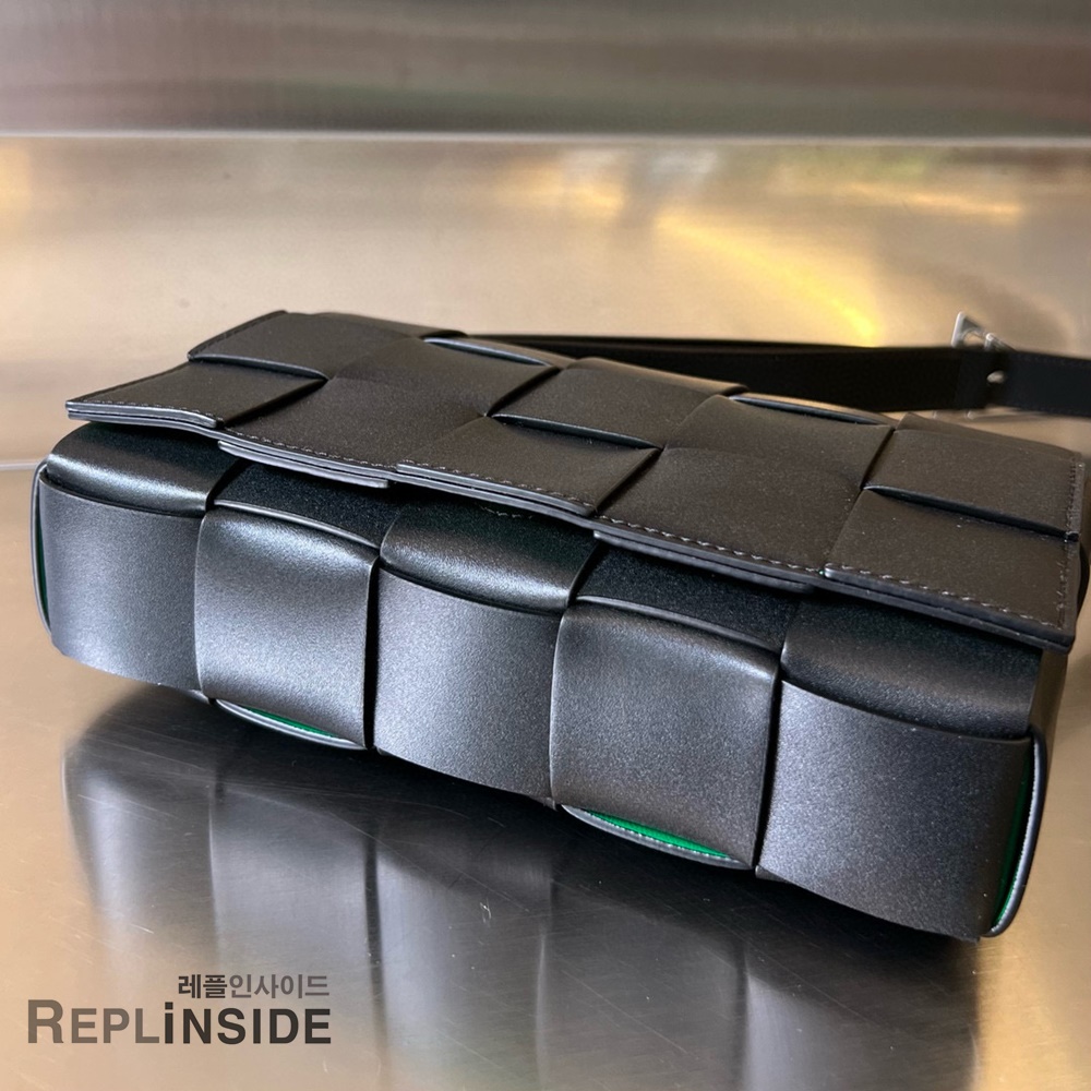 레플리카 명품 [BOTTEGA VENETA] 보테가베네타 미디엄 카세트 메신저백 708768 - 로고 실사