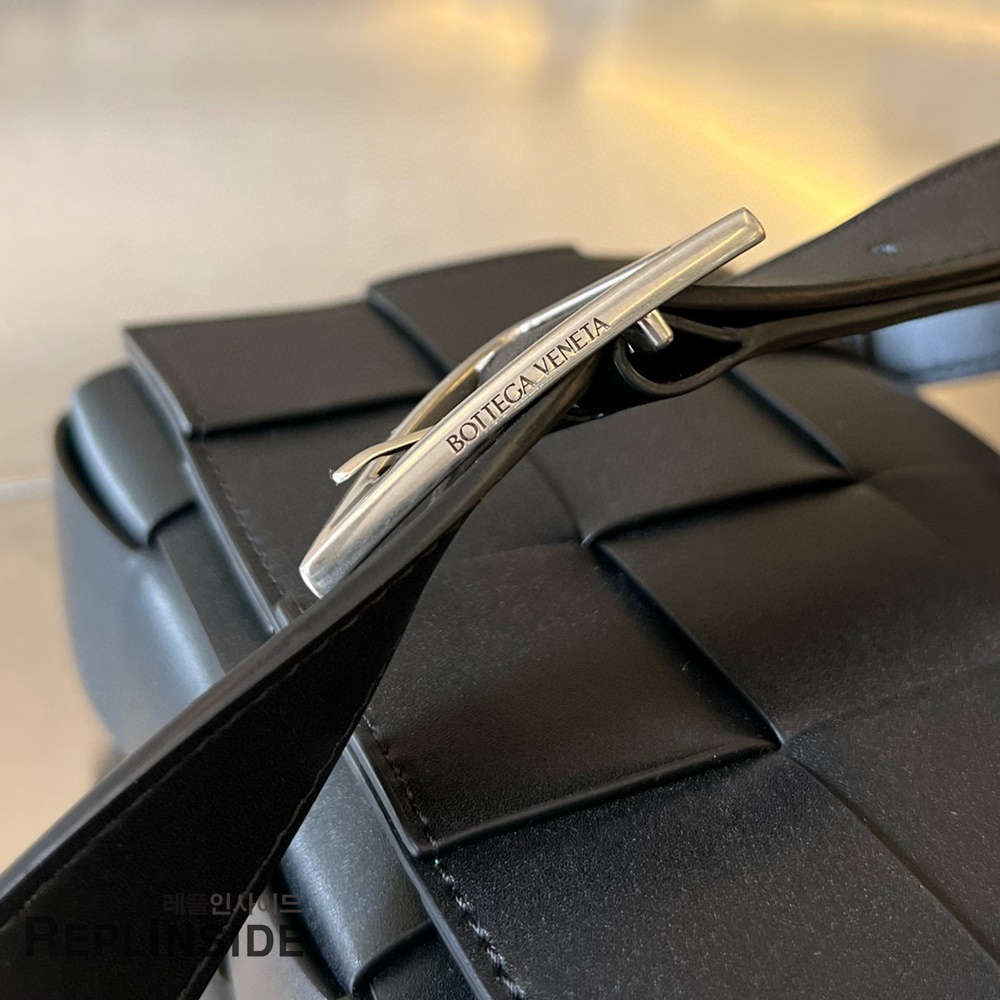 레플리카 명품 [BOTTEGA VENETA] 보테가베네타 미디엄 카세트 메신저백 708768 - 인솔 실사