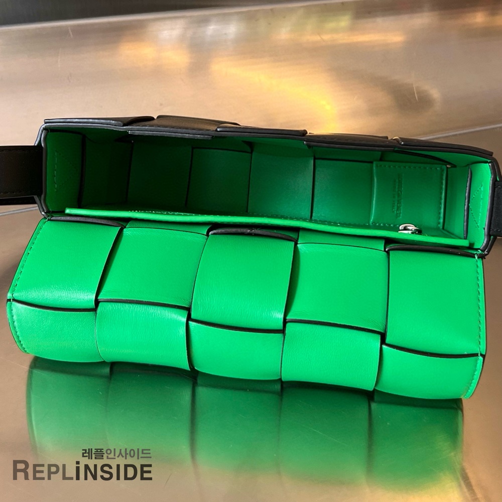 레플리카 명품 [BOTTEGA VENETA] 보테가베네타 미디엄 카세트 메신저백 708768 - 밑창 실사