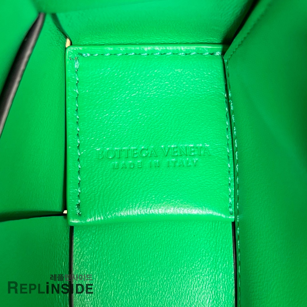 레플리카 명품 [BOTTEGA VENETA] 보테가베네타 미디엄 카세트 메신저백 708768 - 택 실사