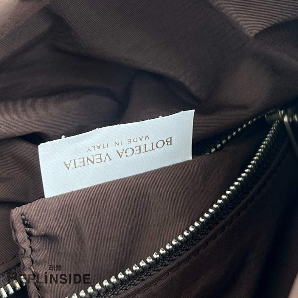 레플리카 명품 [BOTTEGA VENETA] 보테가베네타 포스티노백 776524 남성용 - 전체 실사