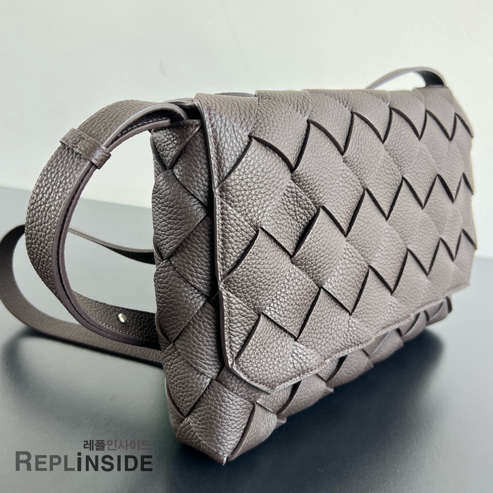 레플리카 명품 [BOTTEGA VENETA] 보테가베네타 라지 디아고 메신저백 815796 - 옆면 실사