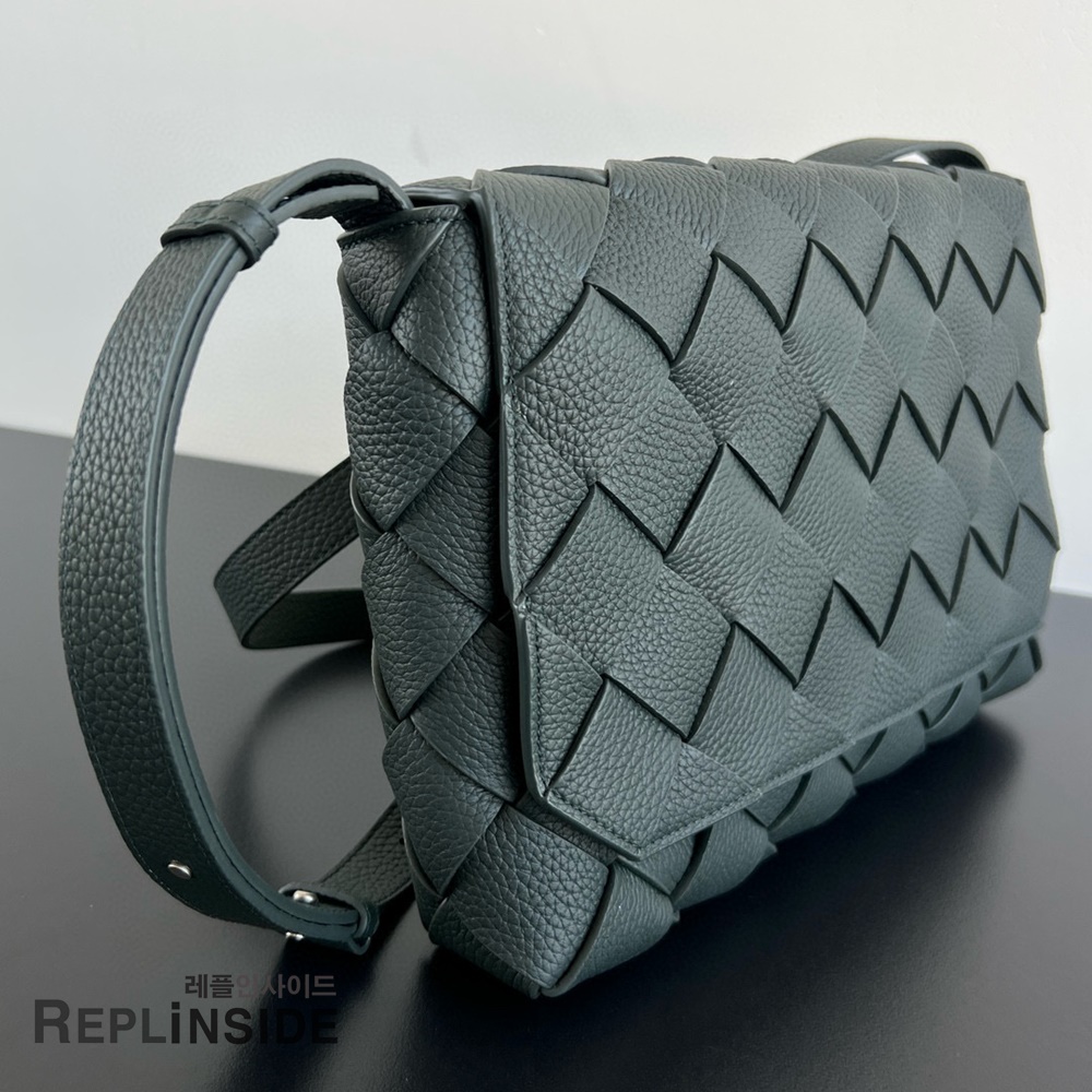 레플리카 명품 [BOTTEGA VENETA] 보테가베네타 라지 디아고 메신저백 815796 - 옆면 실사