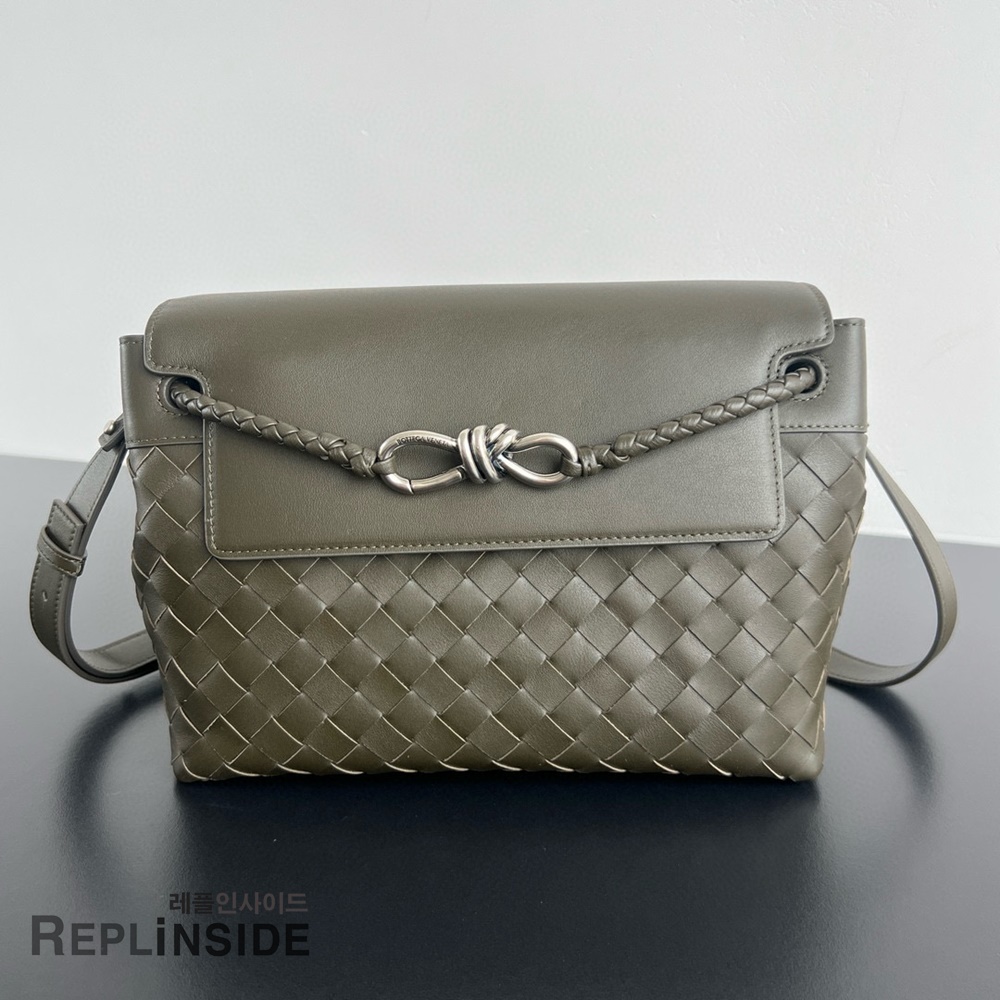 레플리카 명품 [BOTTEGA VENETA] 보테가베네타 스몰 안디아모 메신저백 815781 - 앞면 실사