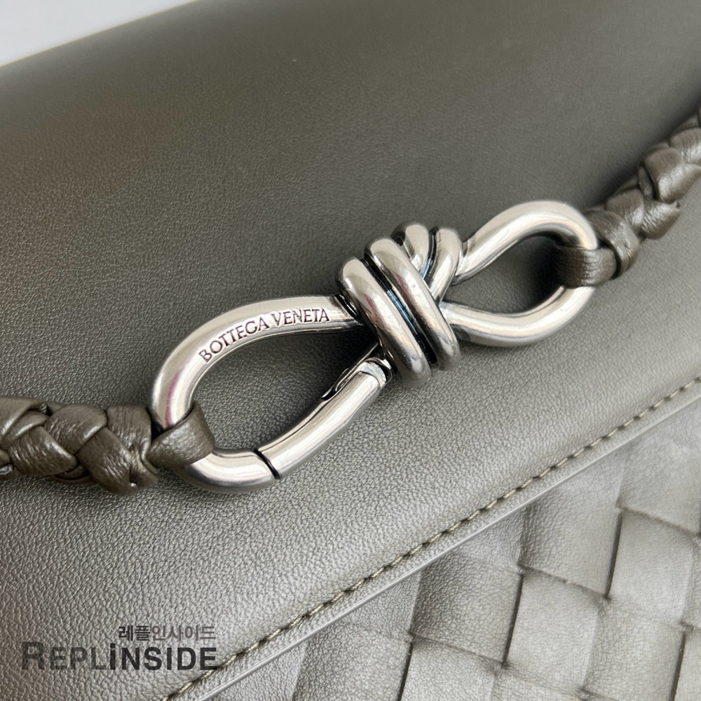 레플리카 명품 [BOTTEGA VENETA] 보테가베네타 스몰 안디아모 메신저백 815781 - 로고 실사