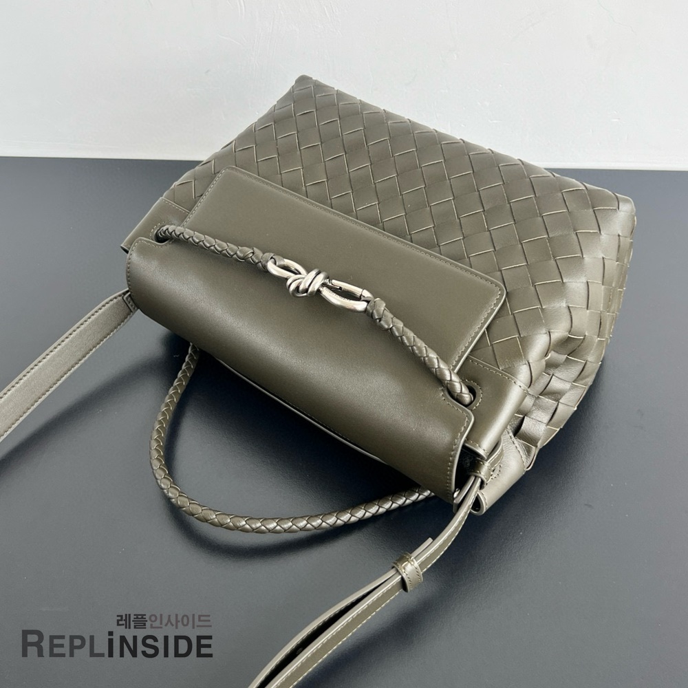 레플리카 명품 [BOTTEGA VENETA] 보테가베네타 스몰 안디아모 메신저백 815781 - 밑창 실사