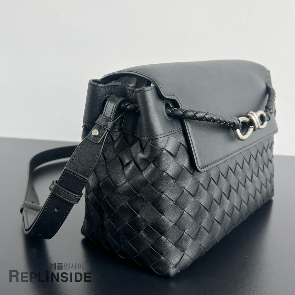 레플리카 명품 [BOTTEGA VENETA] 보테가베네타 스몰 안디아모 메신저백 815781 - 옆면 실사