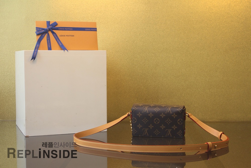 레플리카 명품 [LOUIS VUITTON] 루이비통 스티머 웨어러블 월렛 모노그램 M14738 - 뒷면 실사