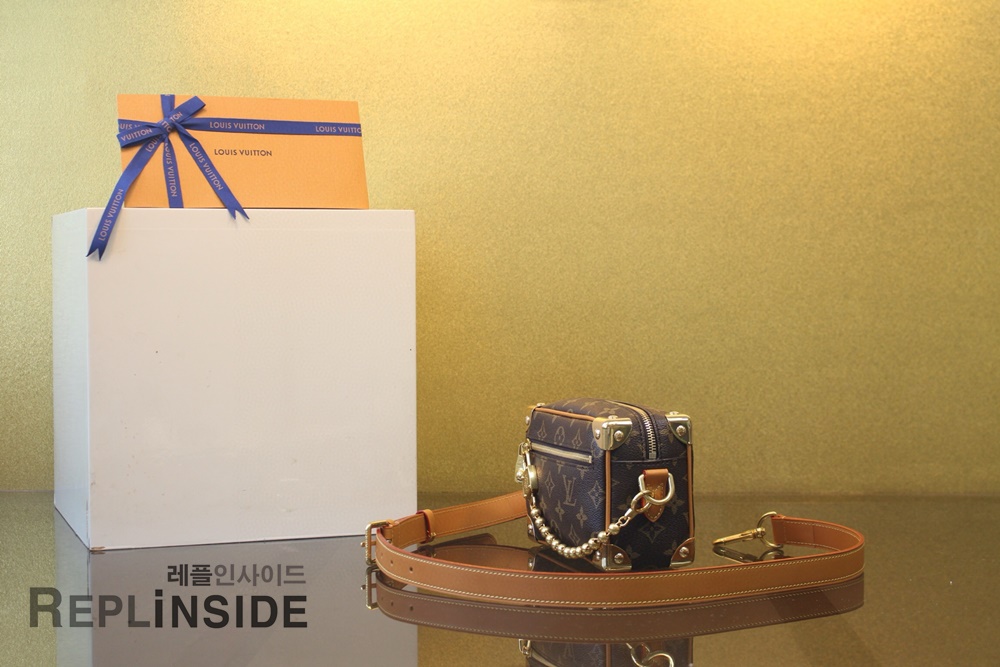 레플리카 명품 [LOUIS VUITTON] 루이비통 미니 소프트 트렁크 모노그램 M14729 - 옆면 실사