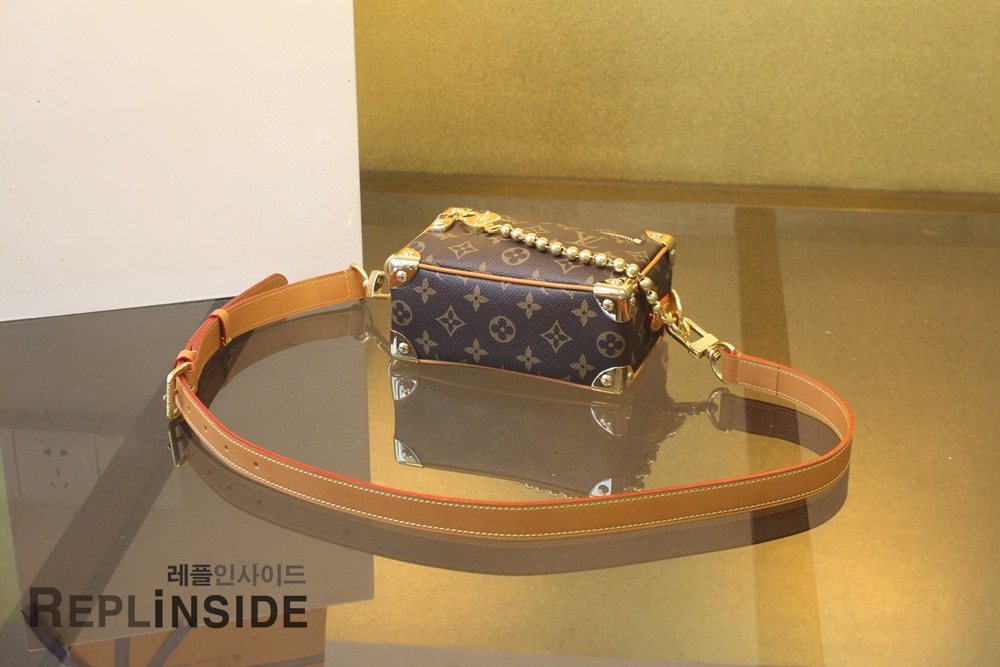 레플리카 명품 [LOUIS VUITTON] 루이비통 미니 소프트 트렁크 모노그램 M14729 - 뒷면 실사