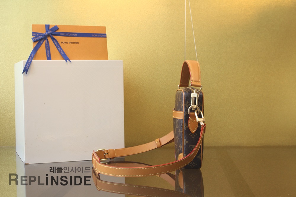 레플리카 명품 [LOUIS VUITTON] 루이비통 모노그램 다뉴브 크로스백 M14013 - 옆면 실사