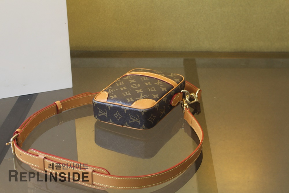 레플리카 명품 [LOUIS VUITTON] 루이비통 모노그램 다뉴브 크로스백 M14013 - 로고 실사
