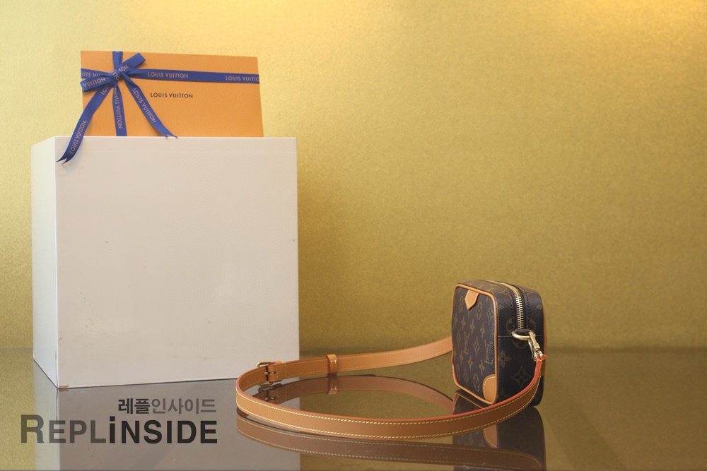 레플리카 명품 [LOUIS VUITTON] 루이비통 트로카데로 웨어러블 월렛 모노그램 M14058 - 앞면 실사