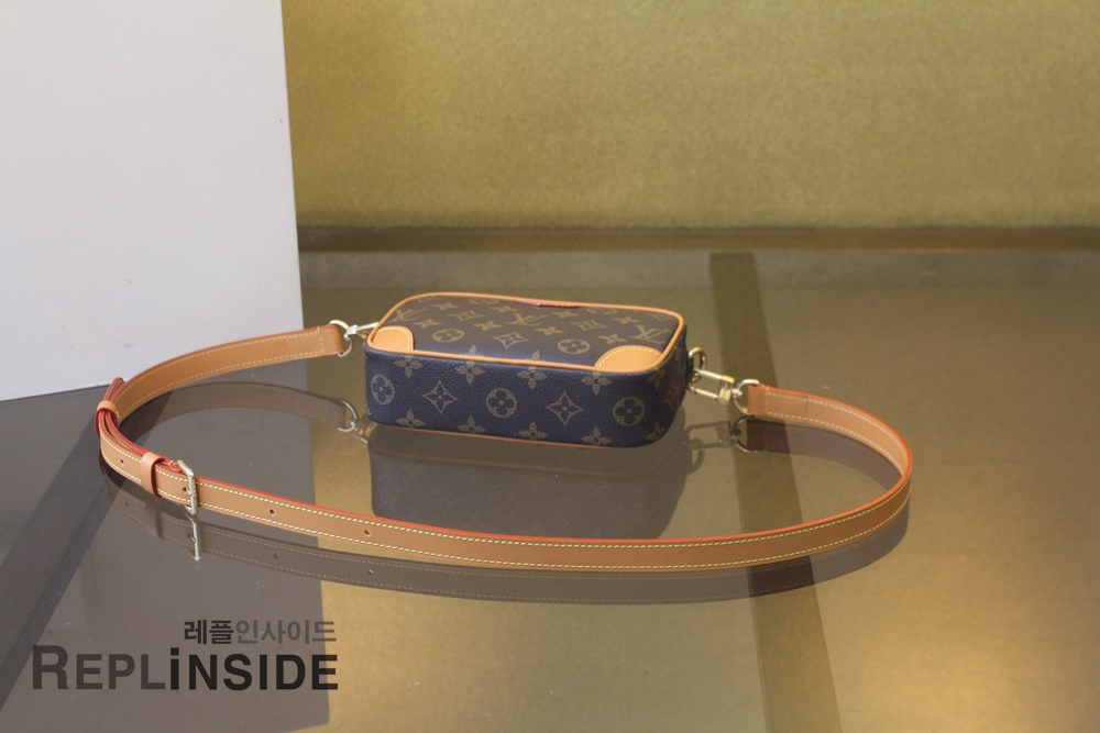 레플리카 명품 [LOUIS VUITTON] 루이비통 트로카데로 웨어러블 월렛 모노그램 M14058 - 뒷면 실사