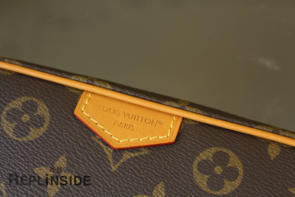 레플리카 명품 [LOUIS VUITTON] 루이비통 트로카데로 웨어러블 월렛 모노그램 M14058 - 로고 실사