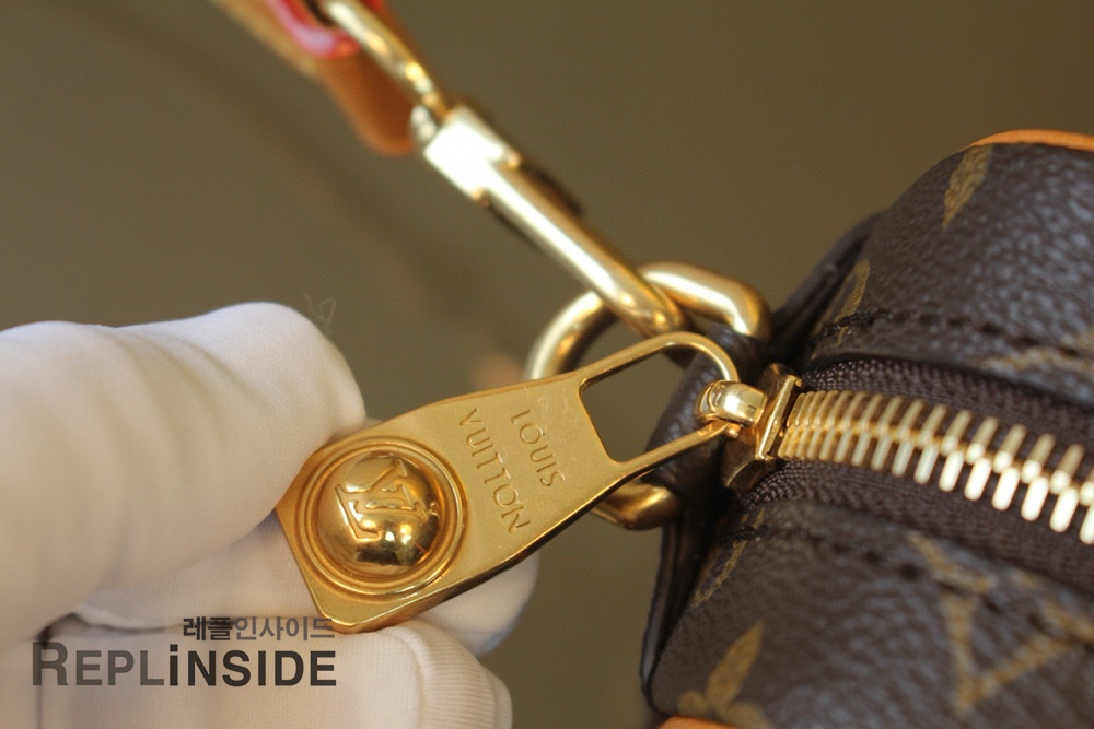 레플리카 명품 [LOUIS VUITTON] 루이비통 트로카데로 웨어러블 월렛 모노그램 M14058 - 인솔 실사