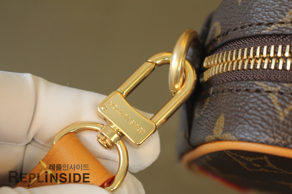 레플리카 명품 [LOUIS VUITTON] 루이비통 트로카데로 웨어러블 월렛 모노그램 M14058 - 밑창 실사