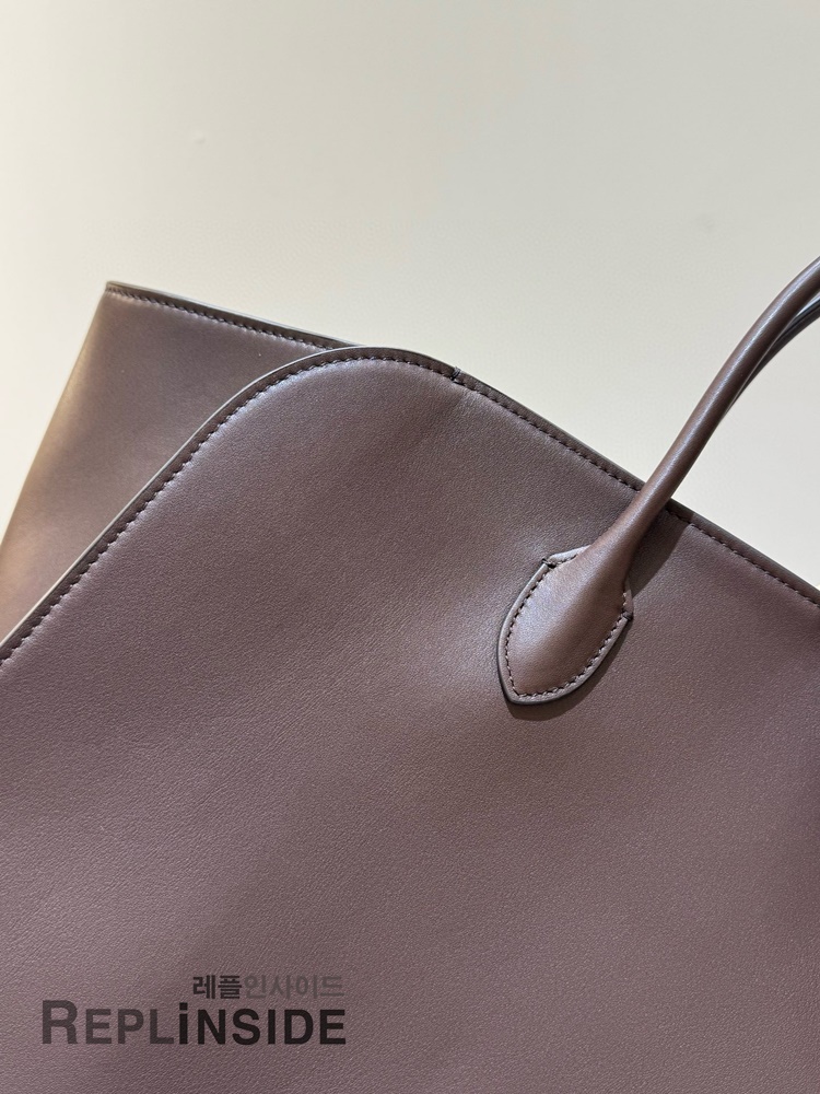 레플리카 명품 [The Row] 더로우 MARLO 말로백 17 딥브라운 레더 토트백 남녀공용 - 밑창 실사