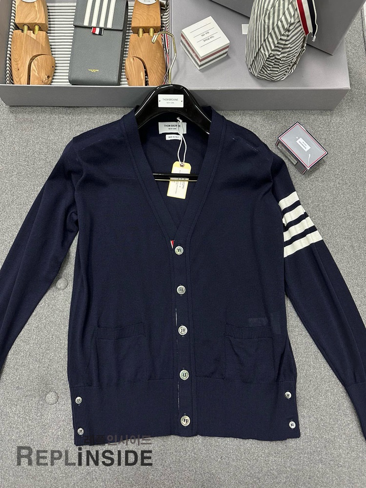 레플리카 명품 [Thom Browne] 톰브라운 블랙 울 V넥 가디건 남녀공용 - 앞면 실사