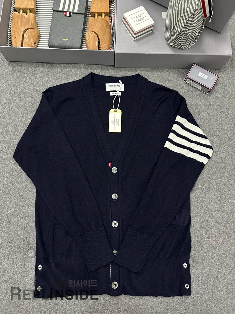 레플리카 명품 [Thom Browne] 톰브라운 블랙 울 V넥 가디건 남녀공용 - 뒷면 실사