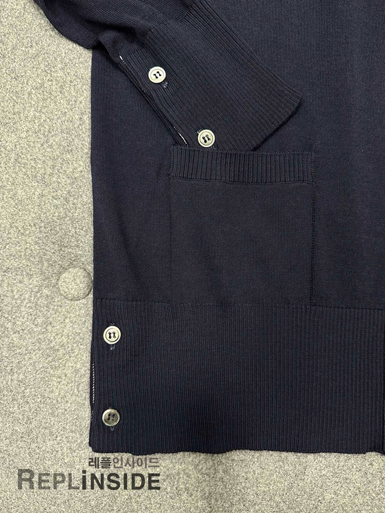 레플리카 명품 [Thom Browne] 톰브라운 블랙 울 V넥 가디건 남녀공용 - 로고 실사