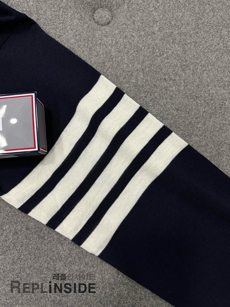 레플리카 명품 [Thom Browne] 톰브라운 블랙 울 V넥 가디건 남녀공용 - 밑창 실사