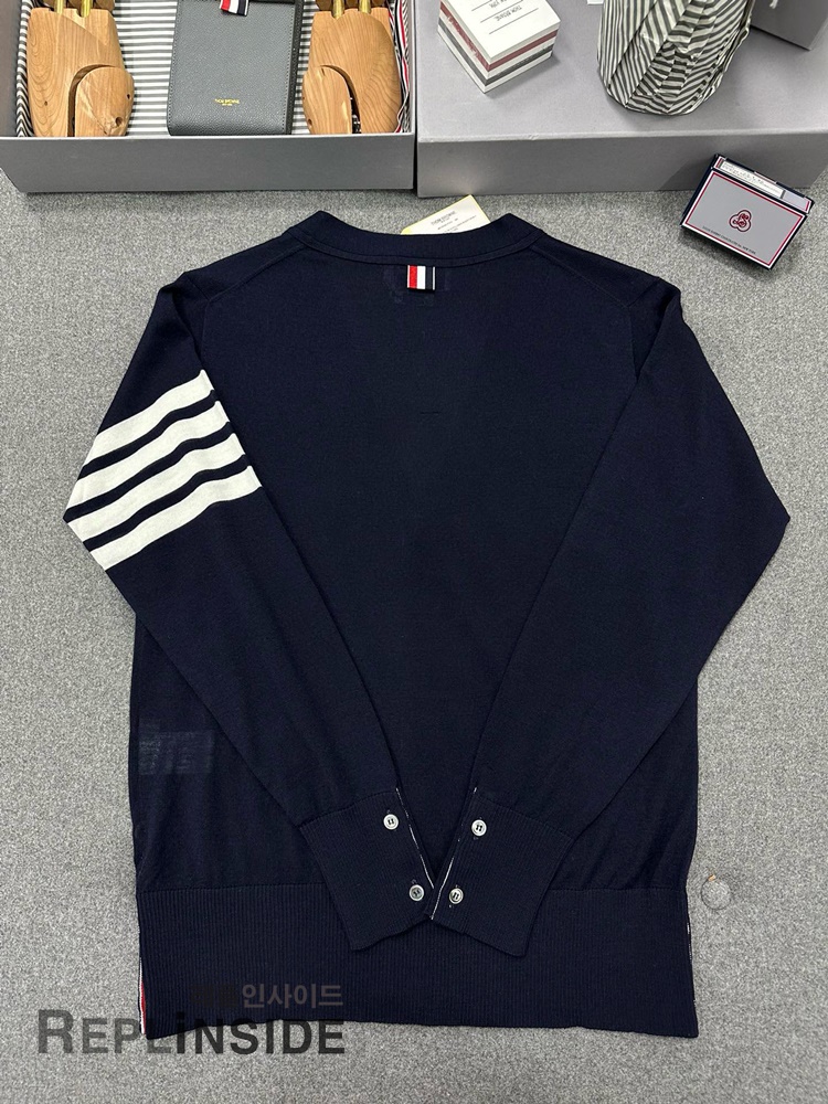 레플리카 명품 [Thom Browne] 톰브라운 블랙 울 V넥 가디건 남녀공용 - 택 실사