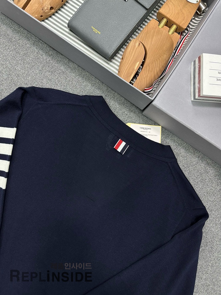 레플리카 명품 [Thom Browne] 톰브라운 블랙 울 V넥 가디건 남녀공용 - 전체 실사