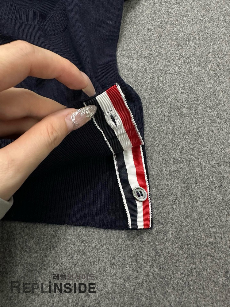 레플리카 명품 [Thom Browne] 톰브라운 블랙 울 V넥 가디건 남녀공용 - 착용샷 실사