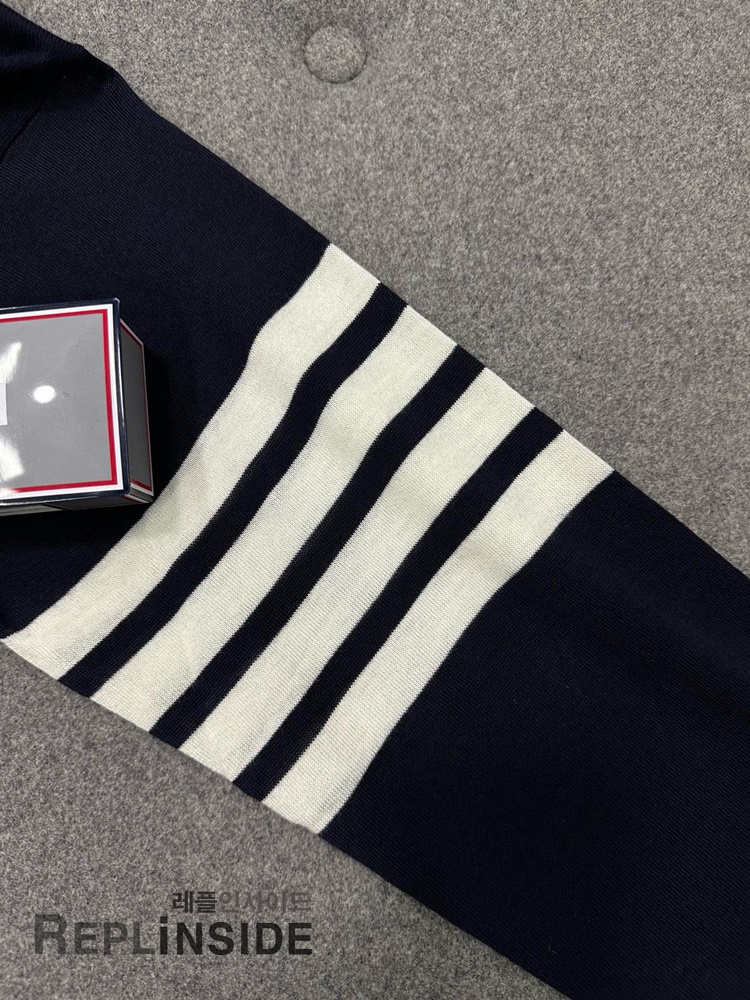 레플리카 명품 [Thom Browne] 톰브라운 블랙 울 V넥 가디건 남녀공용 - 디테일 실사