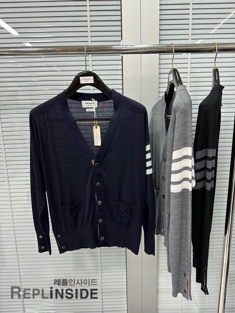 레플리카 명품 [Thom Browne] 톰브라운 블랙 울 V넥 가디건 남녀공용 - 상세 이미지 실사 19