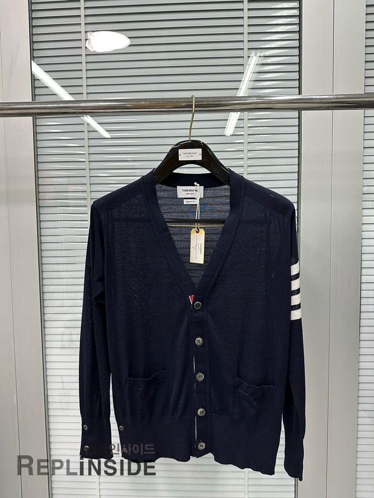 레플리카 명품 [Thom Browne] 톰브라운 블랙 울 V넥 가디건 남녀공용 - 상세 이미지 실사 20