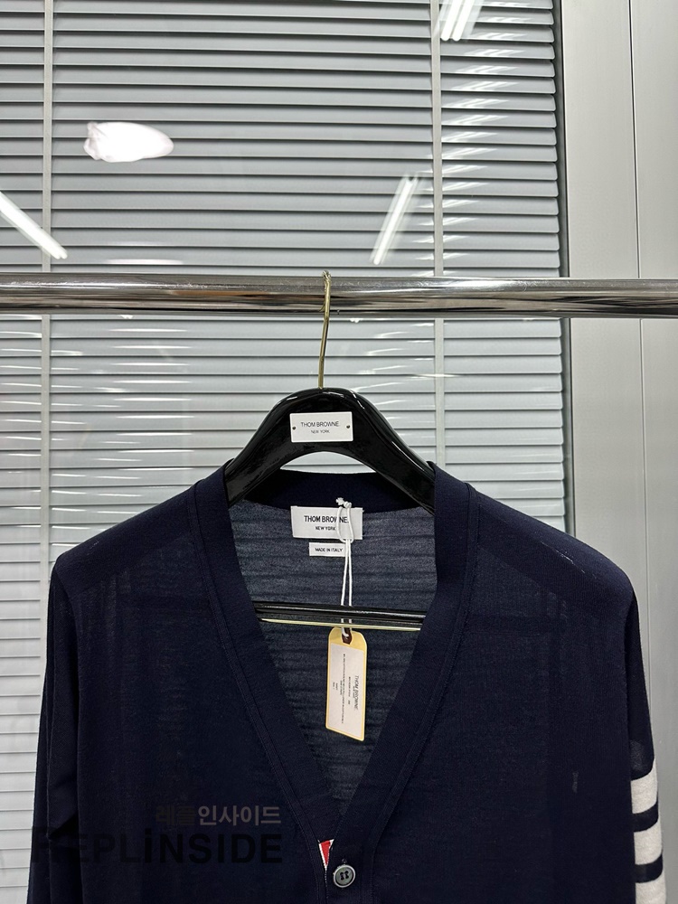 레플리카 명품 [Thom Browne] 톰브라운 블랙 울 V넥 가디건 남녀공용 - 상세 이미지 실사 21