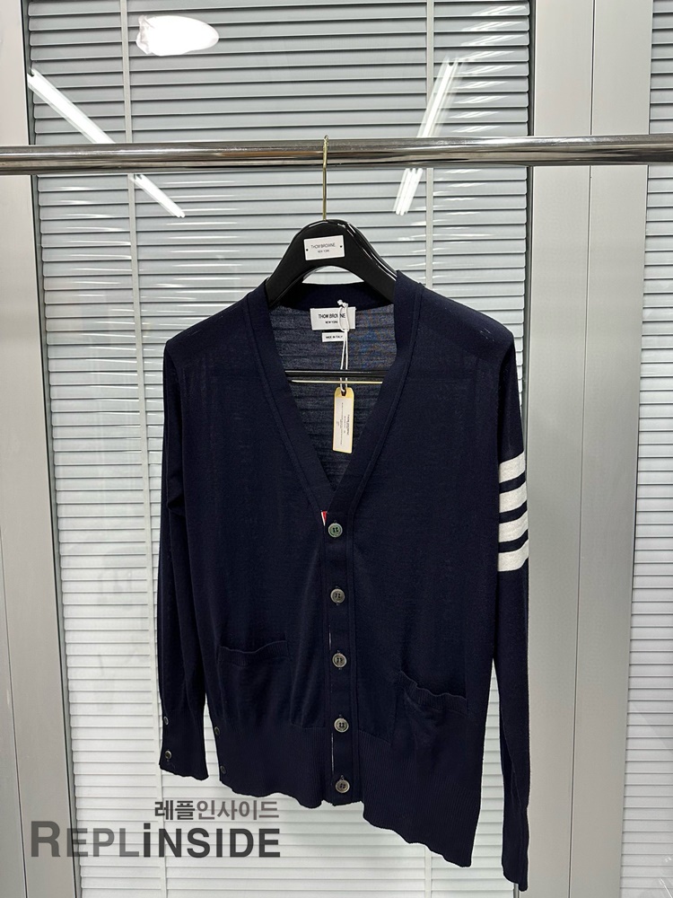 레플리카 명품 [Thom Browne] 톰브라운 블랙 울 V넥 가디건 남녀공용 - 상세 이미지 실사 22