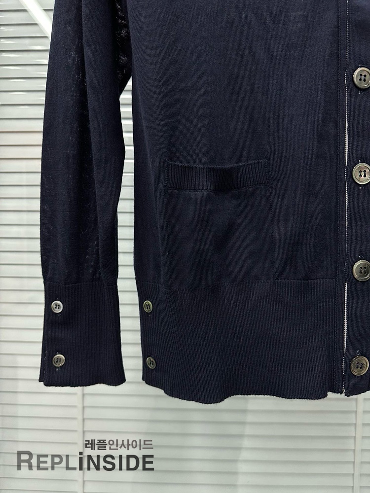 레플리카 명품 [Thom Browne] 톰브라운 블랙 울 V넥 가디건 남녀공용 - 상세 이미지 실사 23