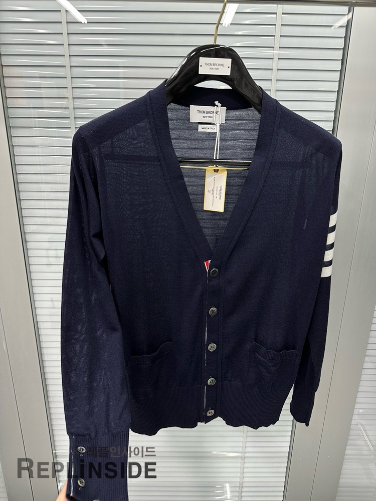 레플리카 명품 [Thom Browne] 톰브라운 블랙 울 V넥 가디건 남녀공용 - 상세 이미지 실사 24