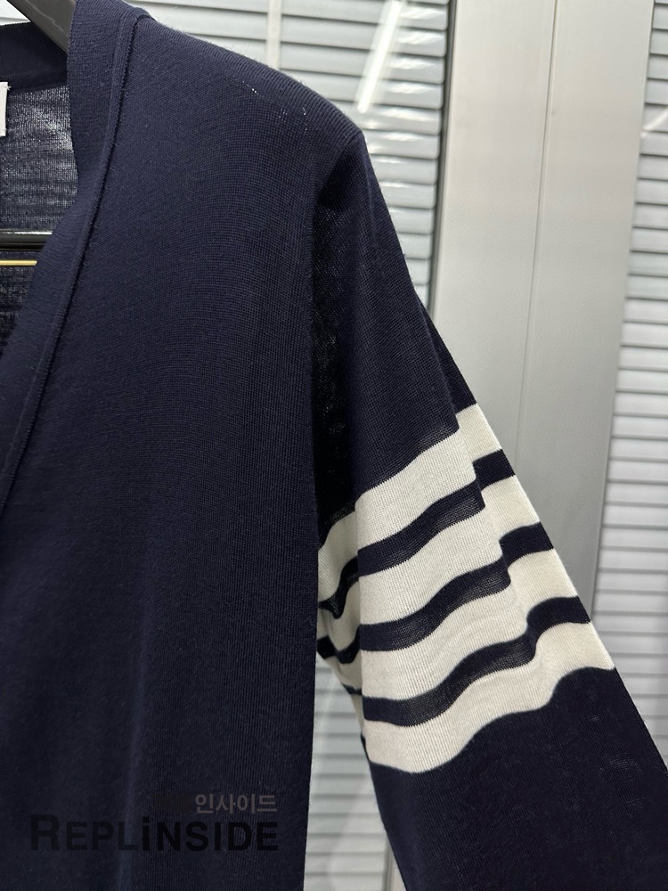 레플리카 명품 [Thom Browne] 톰브라운 블랙 울 V넥 가디건 남녀공용 - 상세 이미지 실사 25