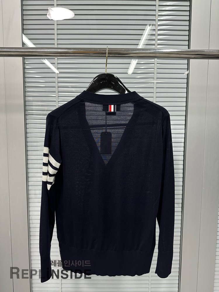 레플리카 명품 [Thom Browne] 톰브라운 블랙 울 V넥 가디건 남녀공용 - 상세 이미지 실사 26