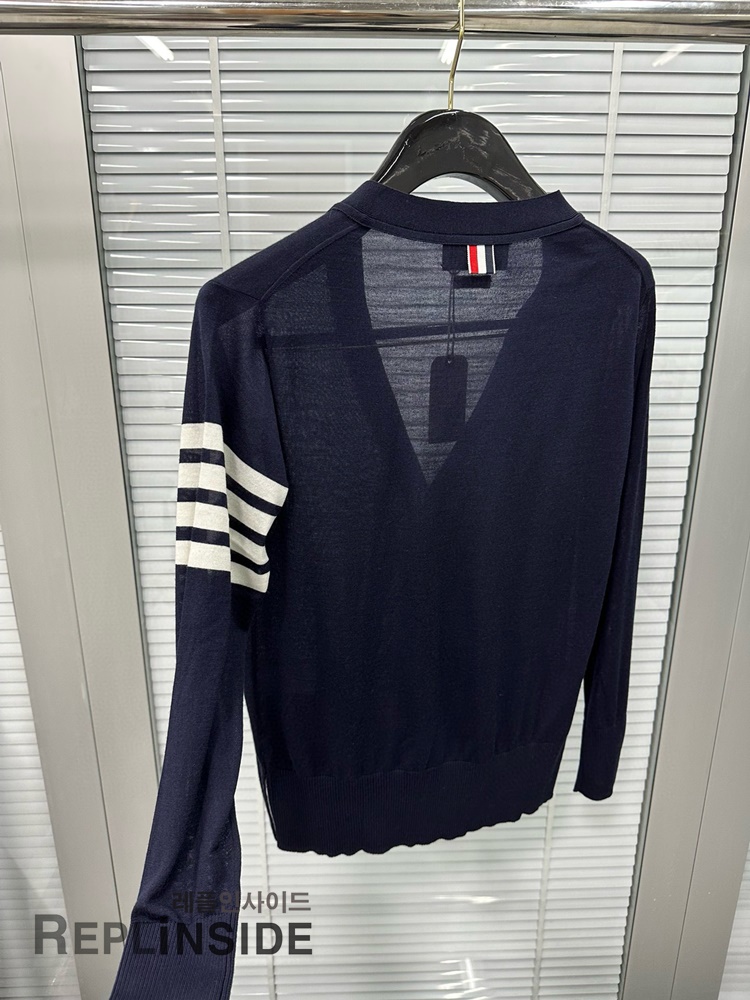 레플리카 명품 [Thom Browne] 톰브라운 블랙 울 V넥 가디건 남녀공용 - 상세 이미지 실사 27