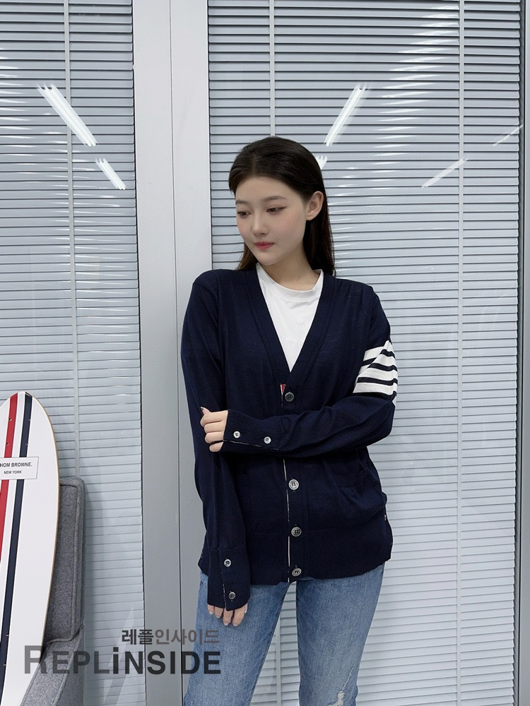 레플리카 명품 [Thom Browne] 톰브라운 블랙 울 V넥 가디건 남녀공용 - 상세 이미지 실사 28